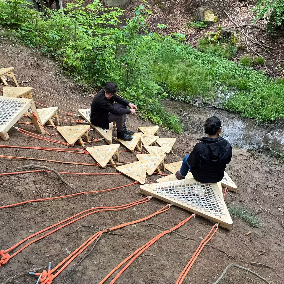 Projekt: Path to the Stream – Standort: The Cliff – «Path to the Stream» befindet sich am Hang neben dem Fluss und bietet die Möglichkeit, zum Fluss hinunterzusteigen oder sich hinzusetzen und das Bachufer zu geniessen.