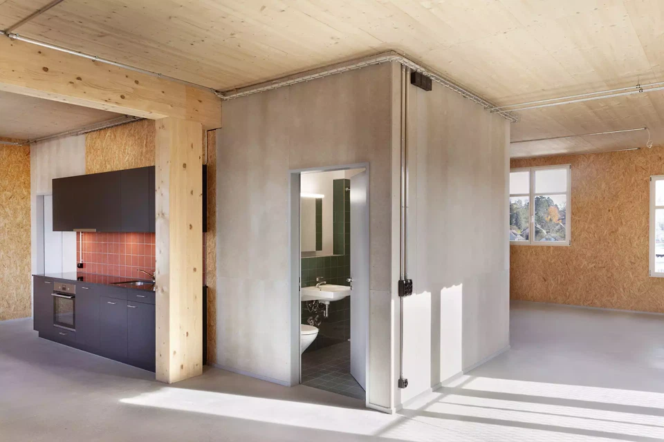 Wohnatelier mit Nassraum im Zentrum und einfacher Küchenzeile