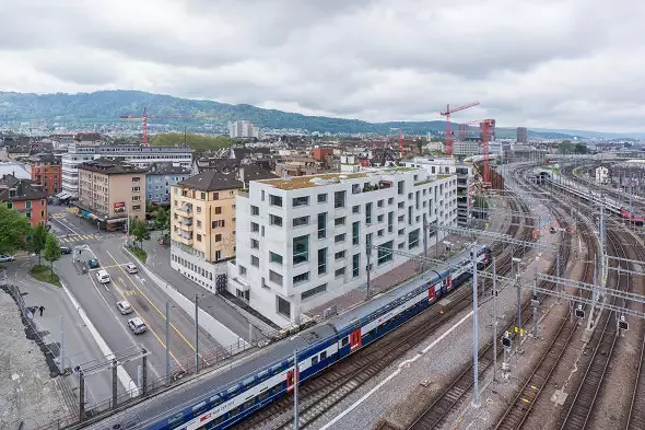 Das Projekt entwickelt sich aus seiner spannungsvollen Lage zwischen zwei Extremen: dem innerstädtischen Kreis 4 und der weiten Brache des Gleisraums.