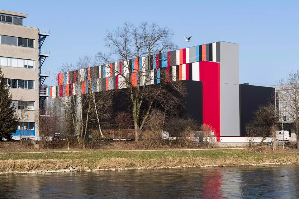 Hochregallager neben der Limmat
