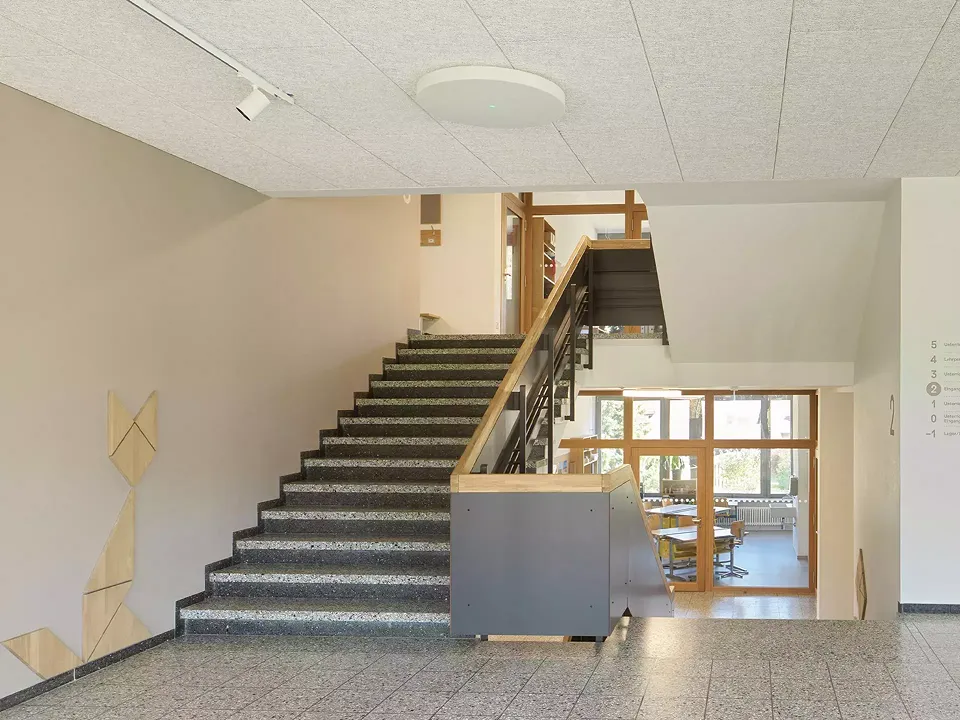 Cage d'escalier avec signalisation et graphisme sur le bâtiment