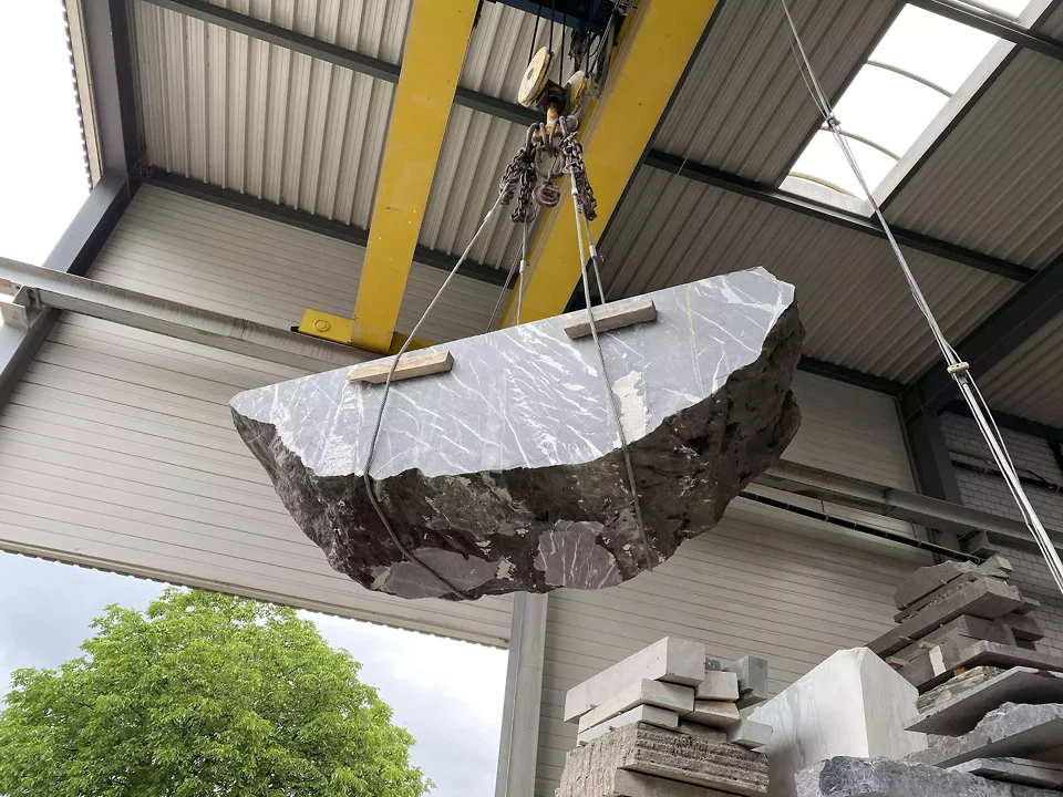 Die Schnittflächen wurden stufenweise bis zum gewünschten Glanzgrad poliert.