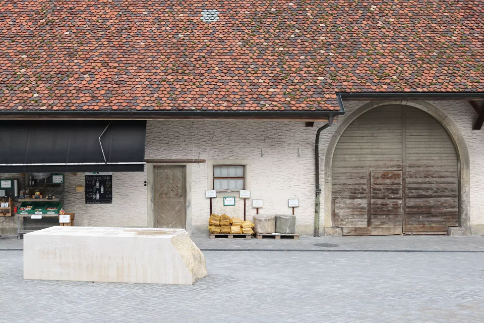 Das Übersichtsmodell aus Laufener Kalkstein bildet die erste von insgesamt fünf neuen Leitfiguren auf dem Platz