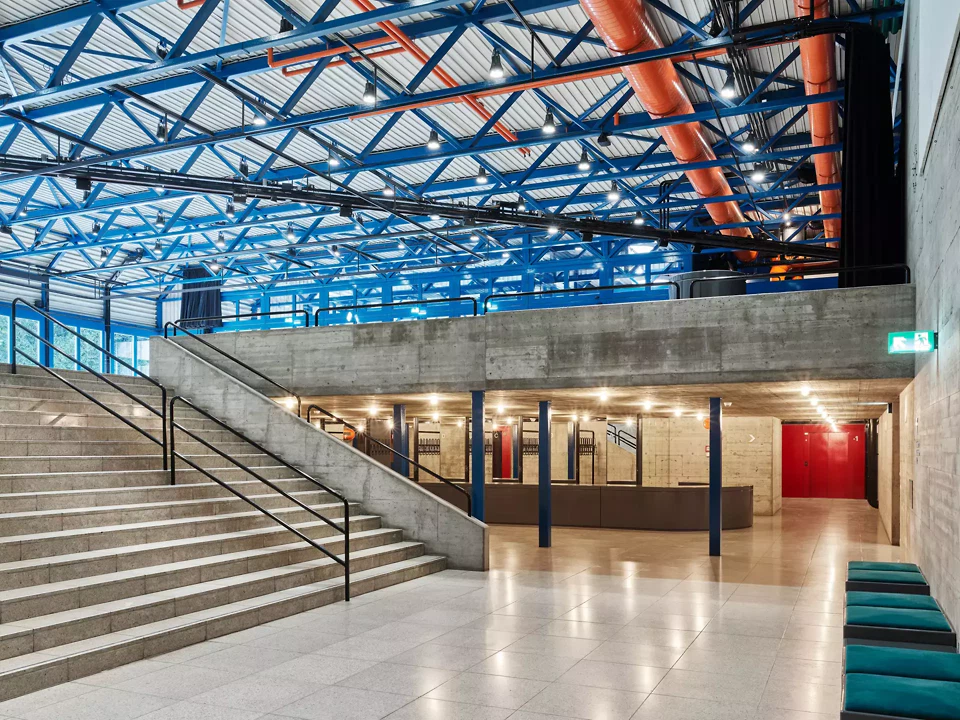 Unteres Foyer mit Besuchergarderobe