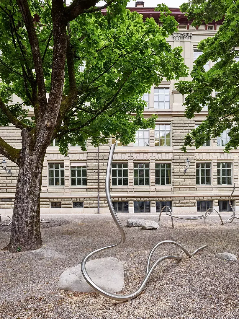 Cour de récréation avec des jeux et des serpents à grimper