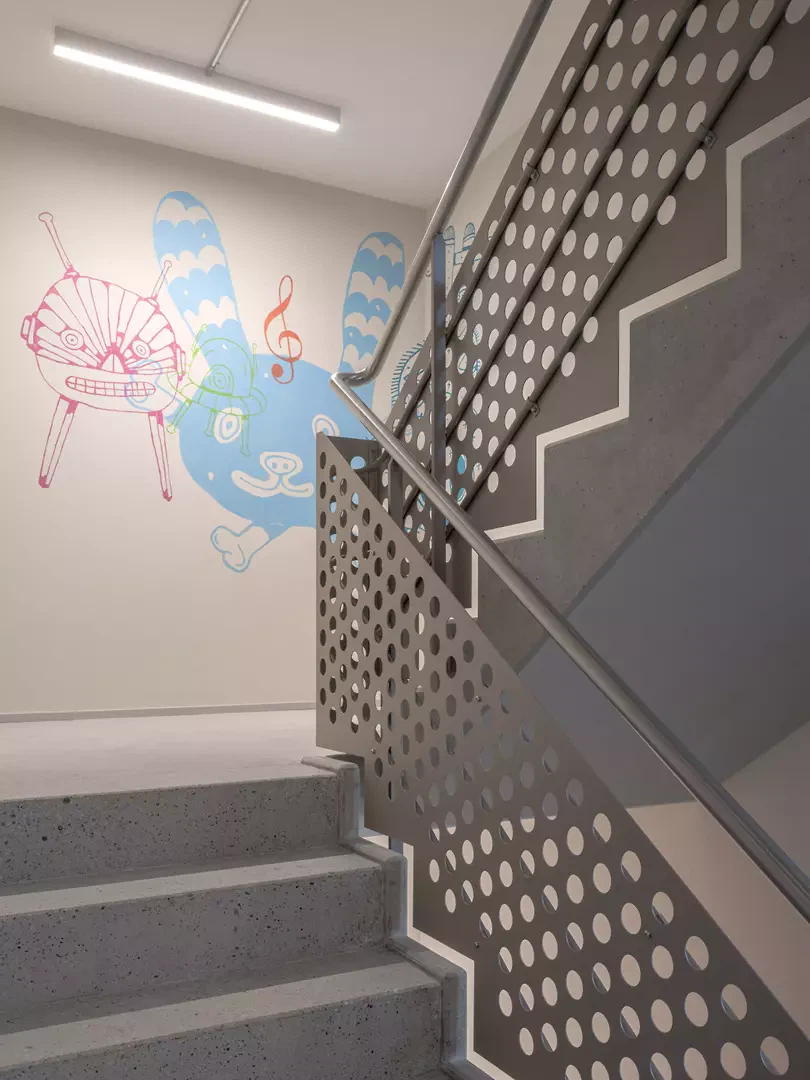 Betontreppe mit Wandbild von Eddie Hara.