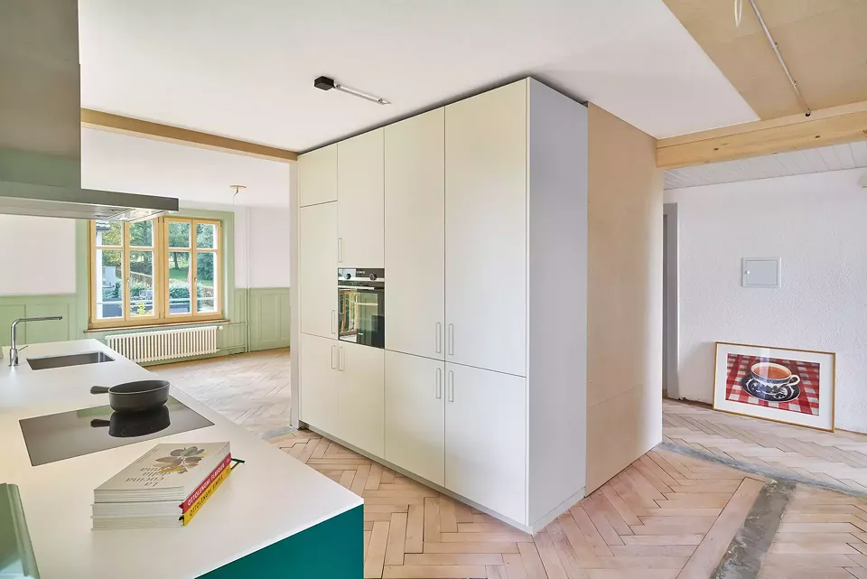 Les interventions sur la structure du bâtiment ont été effectuées de manière ciblée : La nouvelle cuisine est dos à dos avec les nouvelles toilettes.