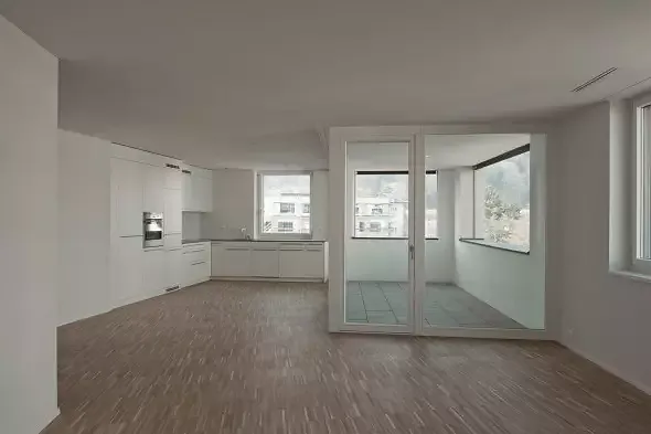 Wohnraum mit Blick zu Küche und Loggia
