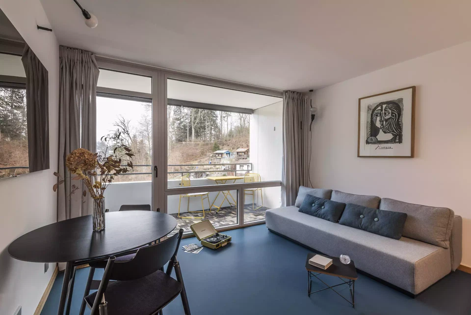 Durchdachtes Design maximiert Funktion und Stil in einem gemütlichen Wohnzimmer mit ruhigem Balkonblick.