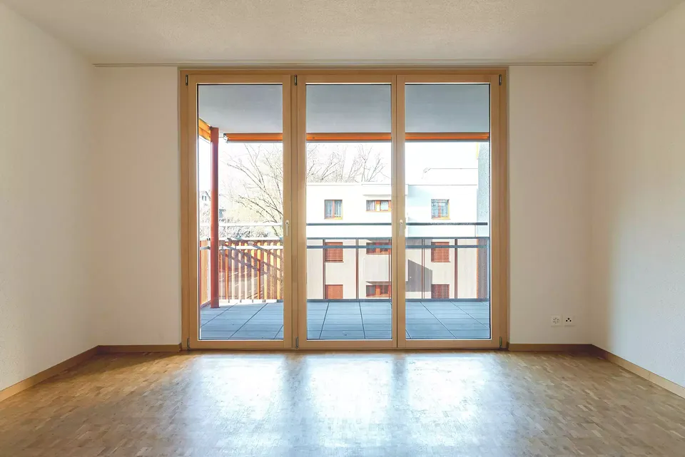 Wohnzimmer mit Balkon