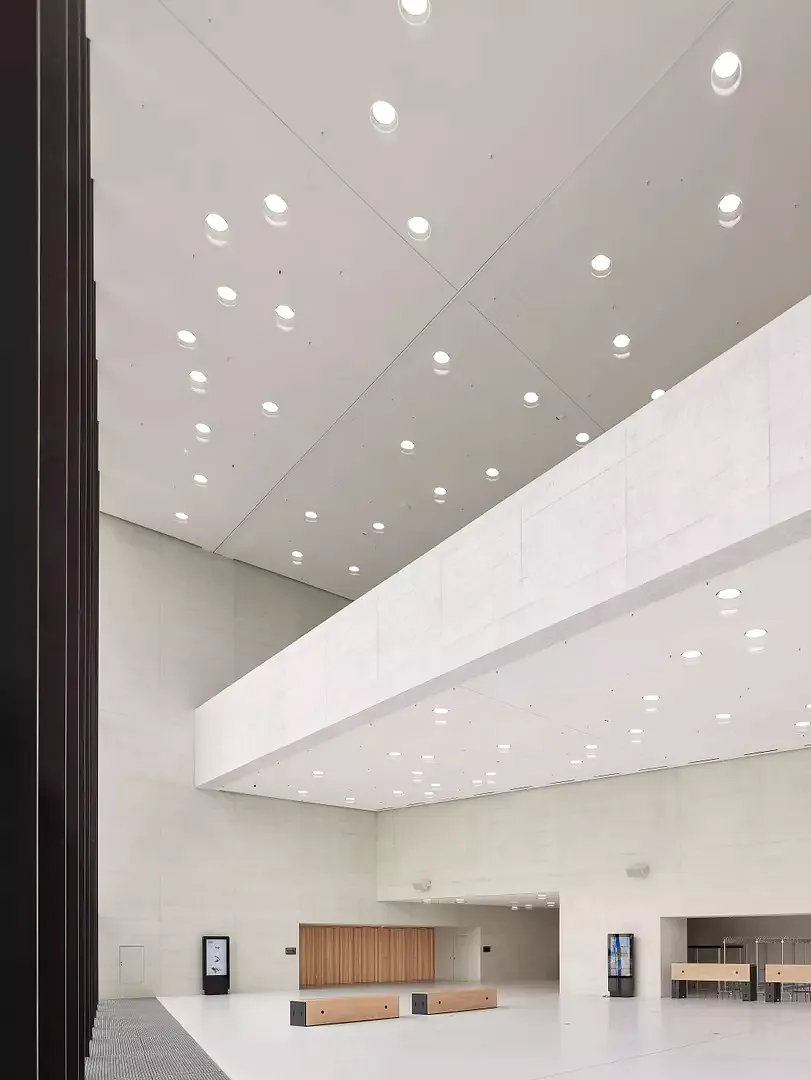 Le foyer près de l'entrée principale