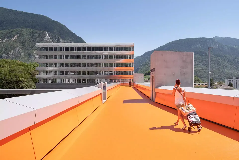 La résine extérieure Granoplast  teintée orange allie profondeur, esthétique et robustesse. De plus, la surface répond à l’usure des éléments extérieurs et aux passages répétés.