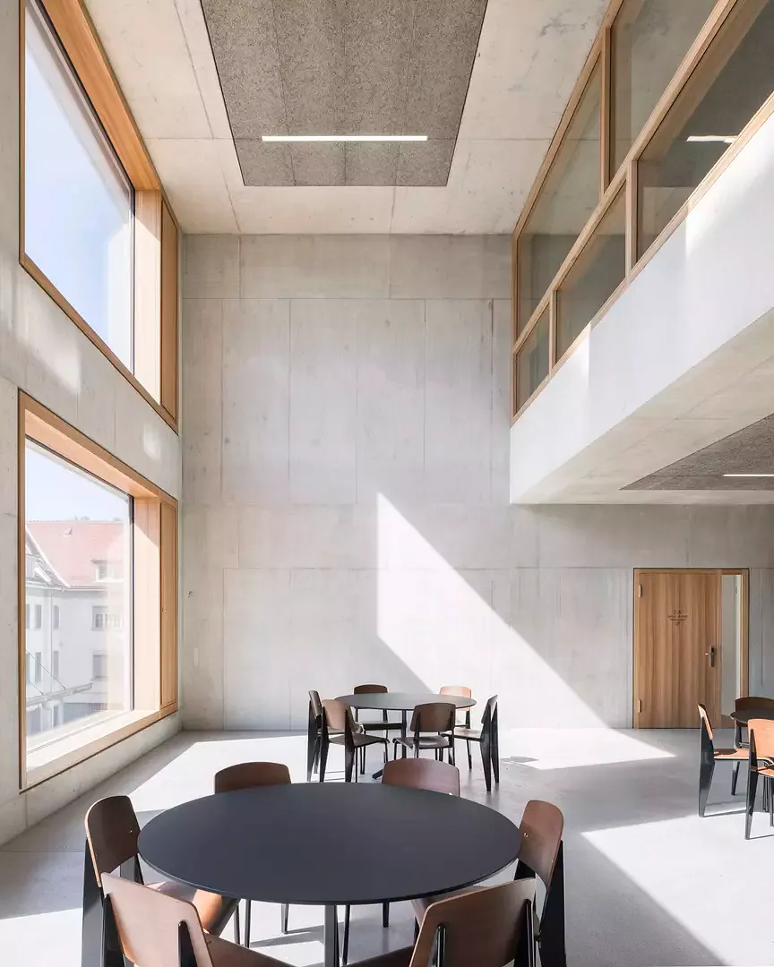 Les grandes ouvertures en façade ainsi que les doubles hauteurs permettent une lumière naturelle abondante dans le bâtiment.