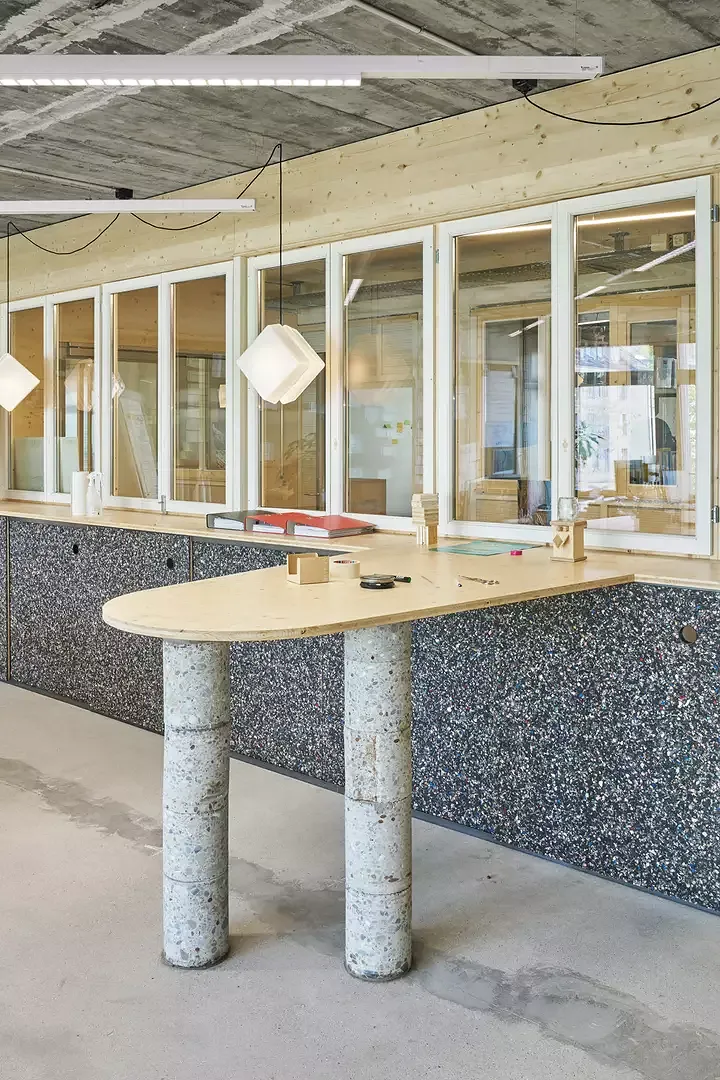 Les carottages réalisés lors du percement du mur servent maintenant de pieds de table.