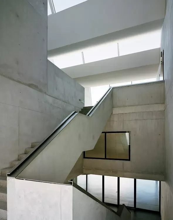 cage d'escalier souligne la dimension verticale