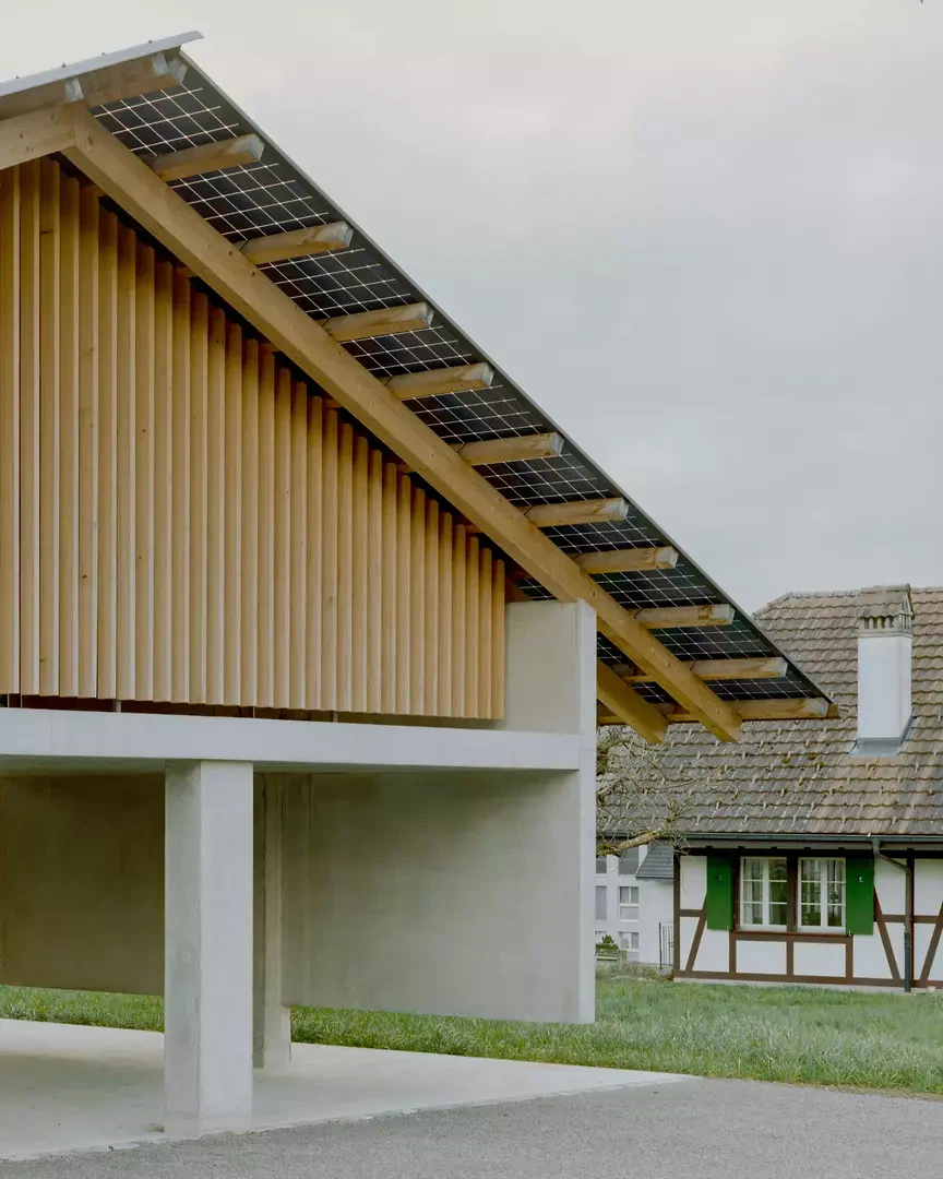Nebengebäude als offener Unterstand – die Photovoltaikanlage ist integraler Bestandteil der Dachkonstruktion.