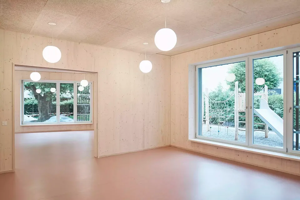 Salle de groupe avec vue sur la salle du jardin d'enfants