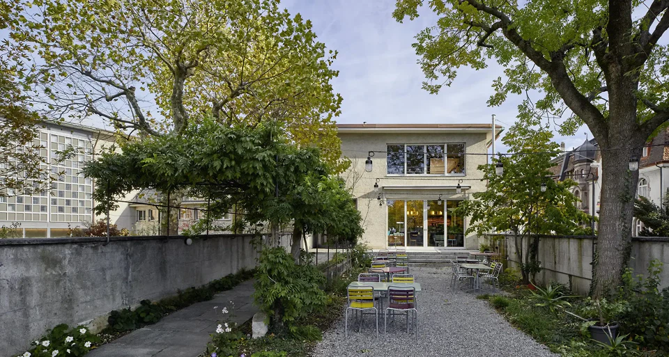 Der ehemalige Pfarrhof wurde zum Bistrogarten umgenutzt.