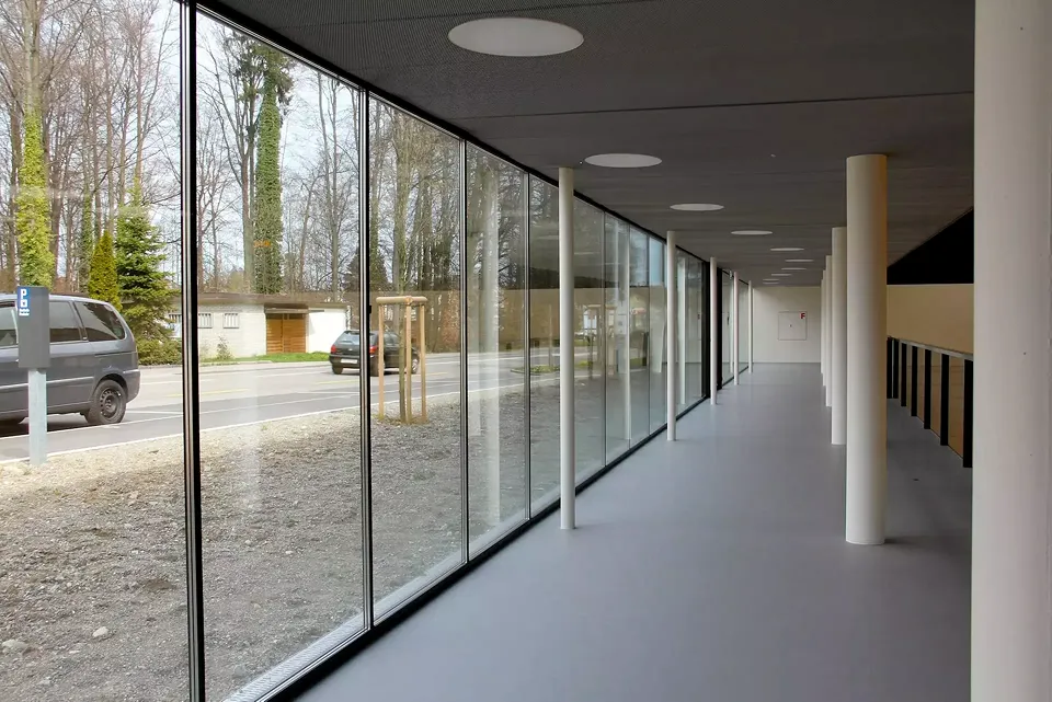Galerie mit Fensterfront