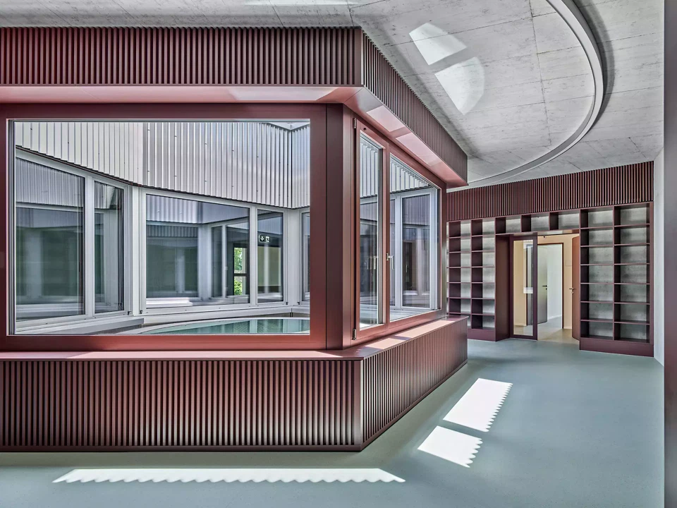 Bibliothek mit Lichthof im Betonkern