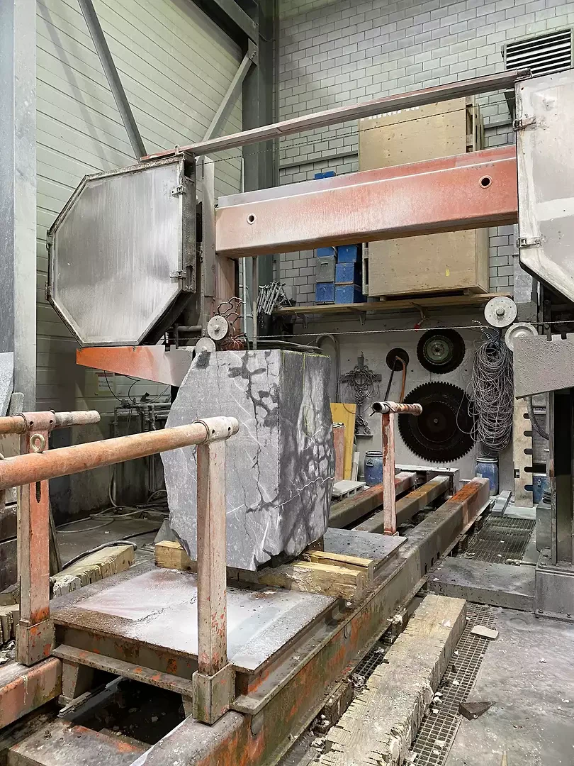 In enger Zusammenarbeit zwischen Designer und Handwerker wurden die Steine schrittweise in Möbel verwandelt.