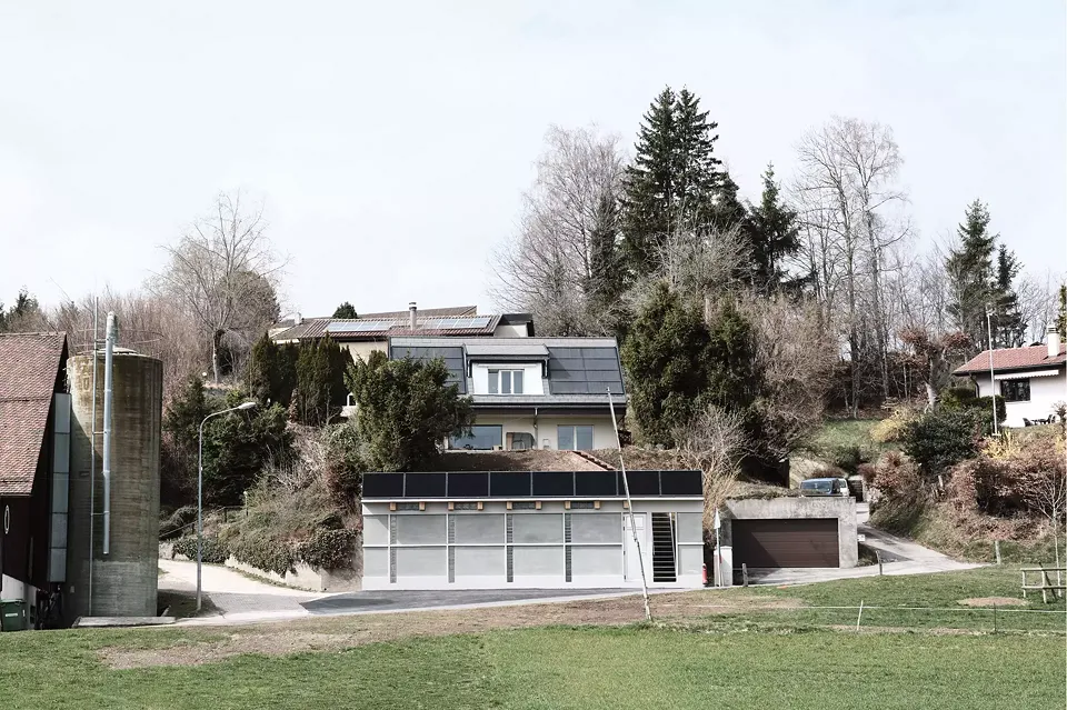 La nouvelle dépendance se situe sur la commune de Savigny dans un petit groupement de maisons principalement composé de villas et de bâtiments ruraux.