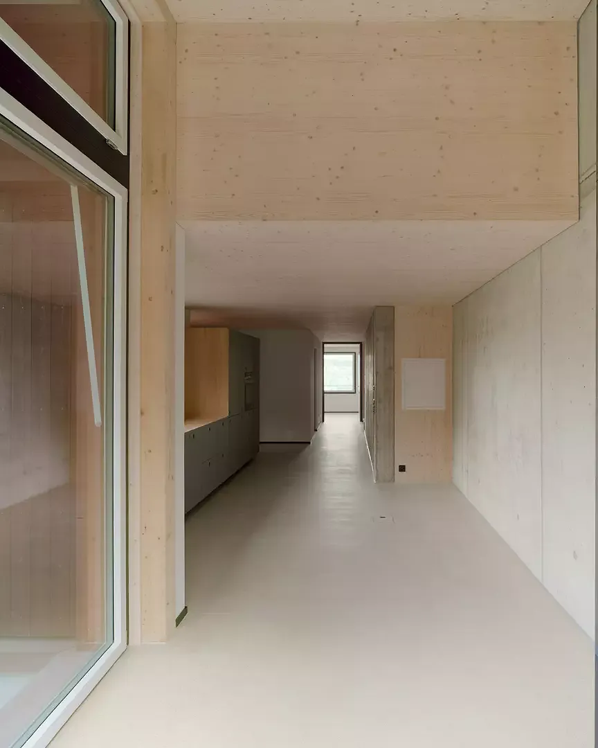 Zwischen Wohnungstrennwand und Fassade gibt es keine tragenden Elemente, sodass die Anzahl der Zimmer frei bestimmt werden kann.