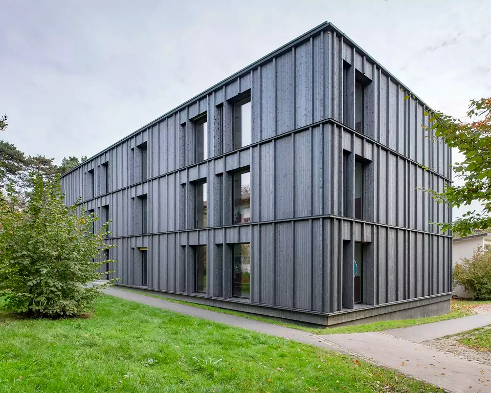 Vue extérieure, bâtiment école, site Trembley