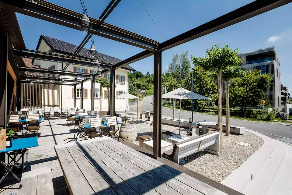 Gartenterrasse mit Dorfplatz im Hintergrund