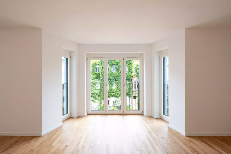 Polygonale Erker eröffnen neue Blickbeziehungen in denStraßenraum.