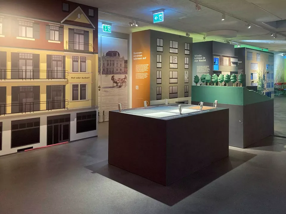 Im Vordergrund der Ausstellungsabschnitt zum Thema Albedo. Beim darauf folgenden Häuserblock wird das Thema der kühlenden Windströme behandelt.