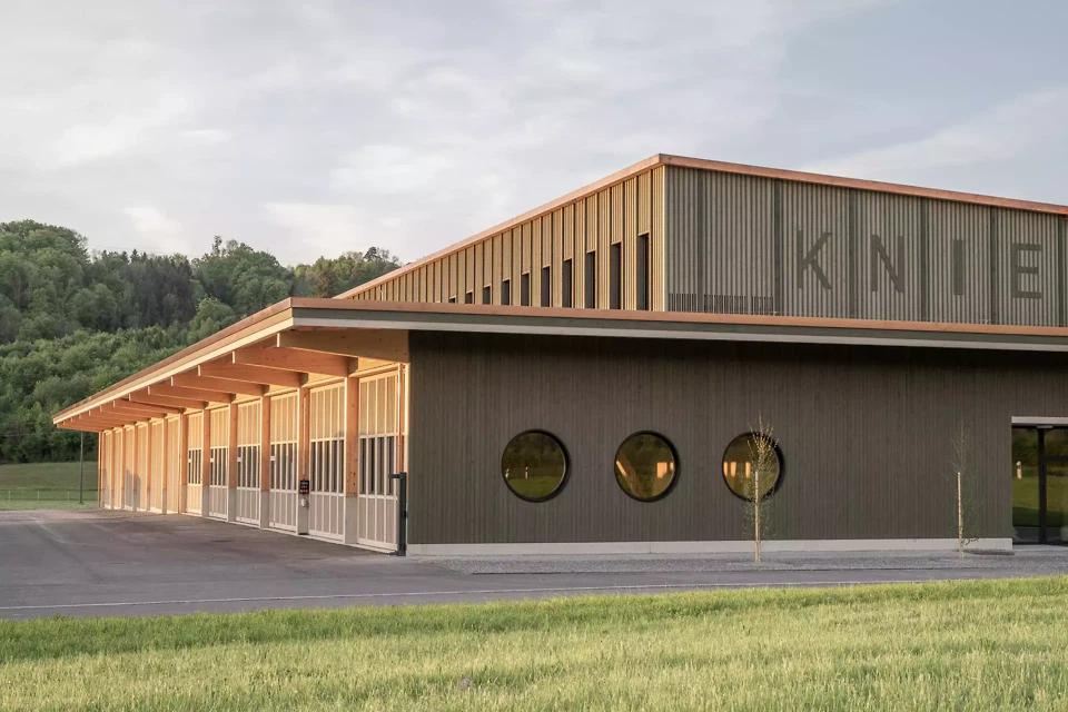 KNIE Logo und Rundfenster prägen die Südfassade