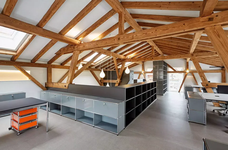 Conversion de la grange aux immeubles de bureaux et commerciaux