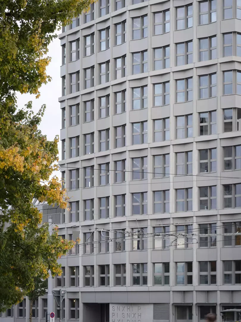 Äusseres Skelett aus vorfabrizierten Betonelementen