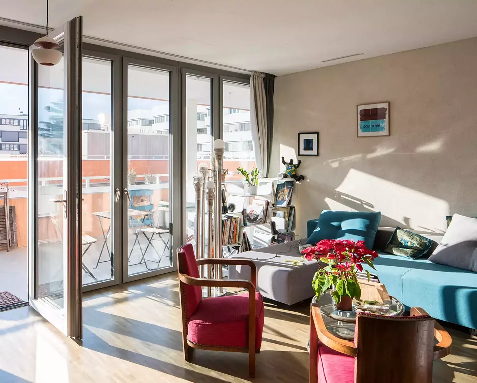 Séjour d'un appartement et vue sur la coursive