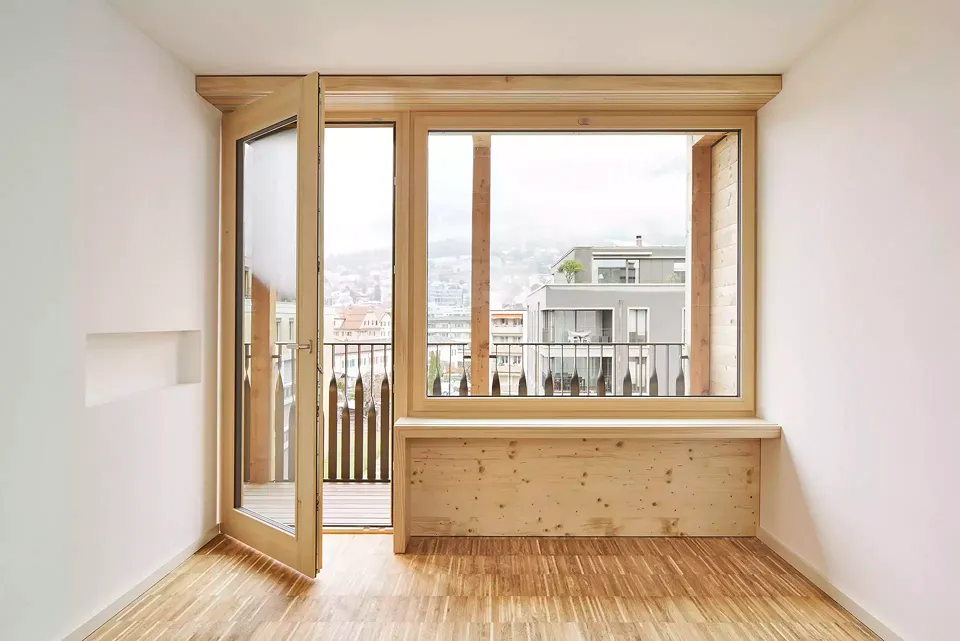 Zimmer mit Arbeitssimse