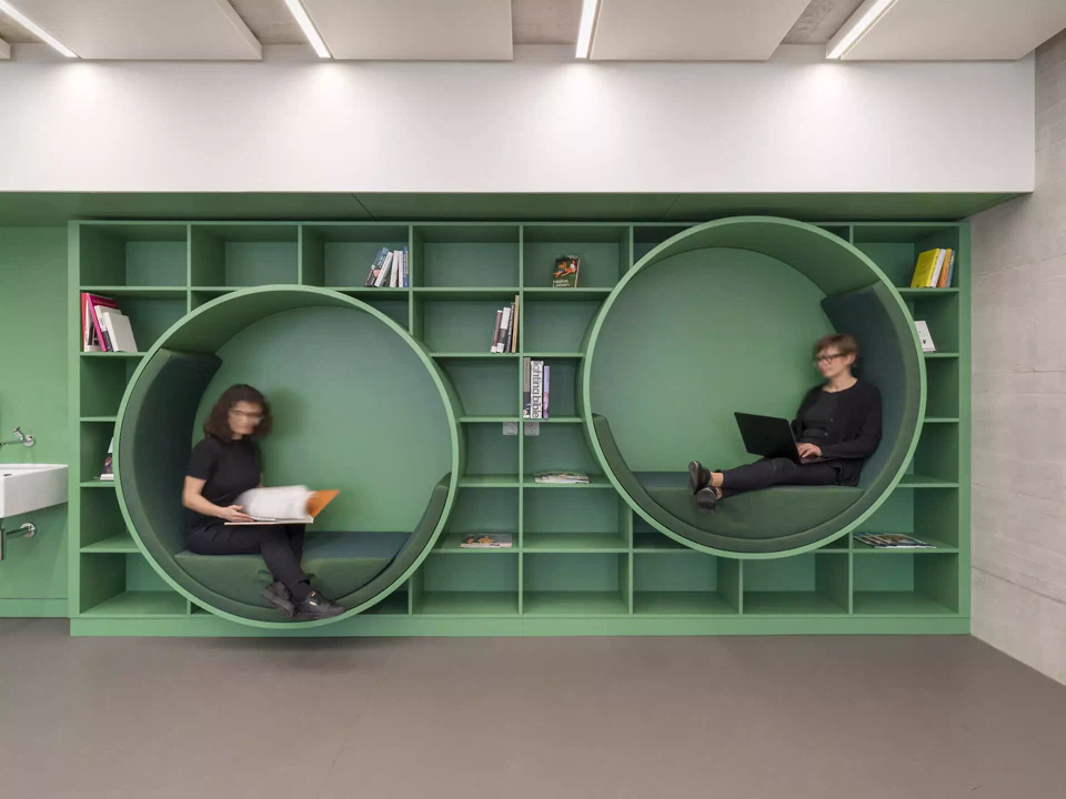 Fokusraum: Bücherregal mit Sitznischen