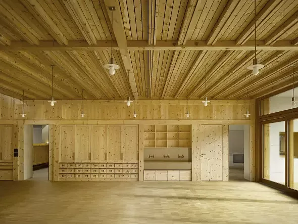 Pièce principale de jardin d'enfants avec buffet et lambrissages en bois d'arolle Martin Guggisberg)