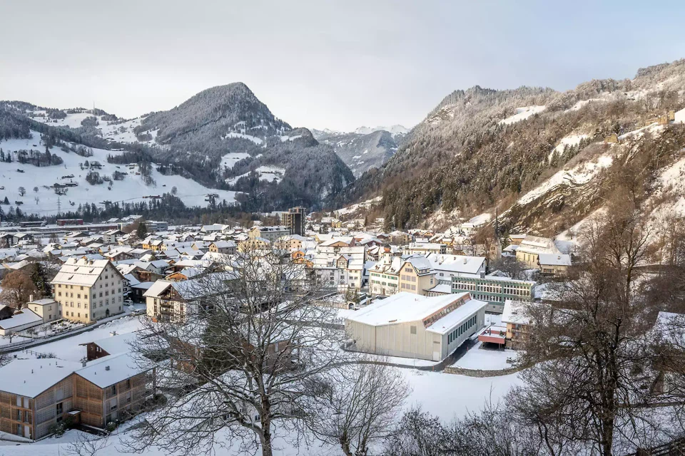 Neue Mehrzweckhalle im Schulhaus-Ensemble