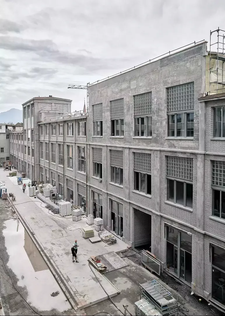 Wo nötig, wurden neue Elemente in die Fassade eingefügt und deren Materialien an den  Bestand angelehnt.