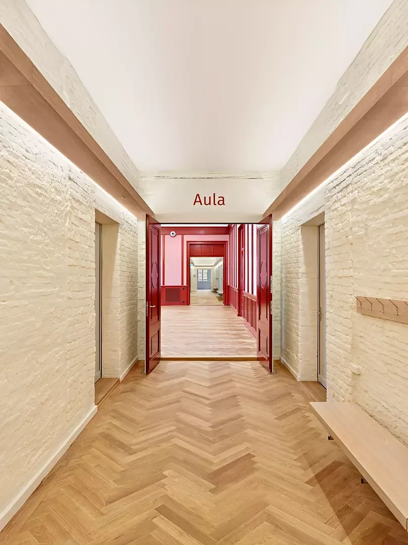 Durchsicht  vom Korridor in die Aula