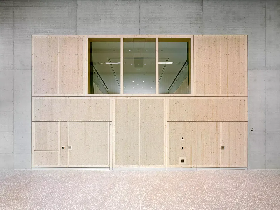 Seitliche Wand zum Foyer