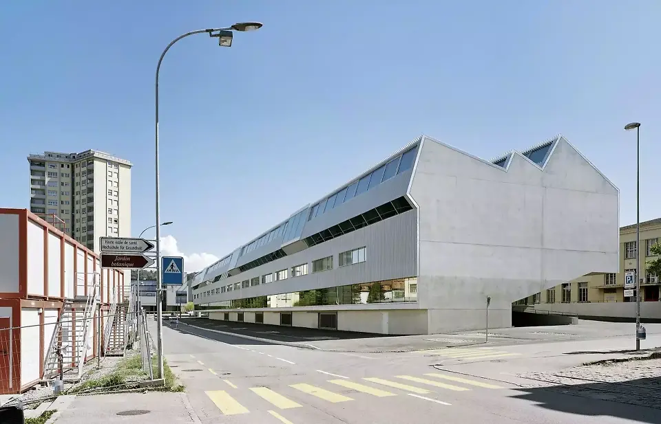 Strassenansicht zur Stadt mit grossem Foyerfenster im Piano Nobile