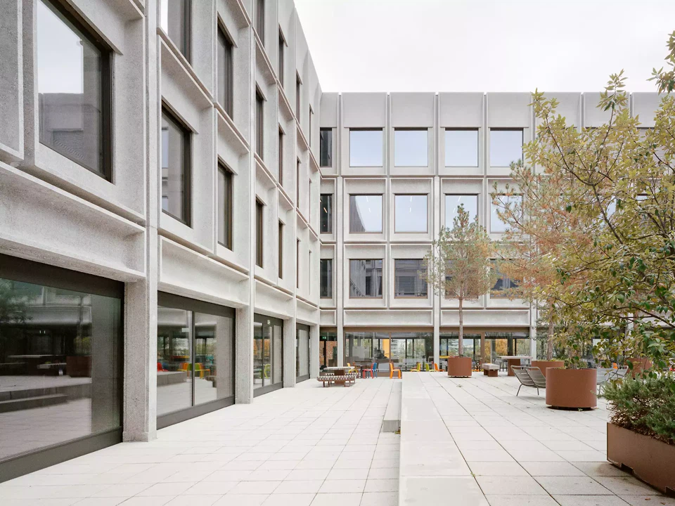 Der zentrale Innenhof mit Sitzmöglichkeiten