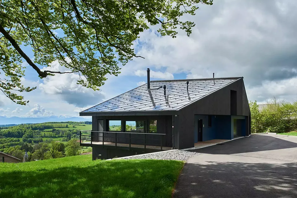 Vue extérieure de la maison contemporaine Minergie-P et de sa toiture solaire