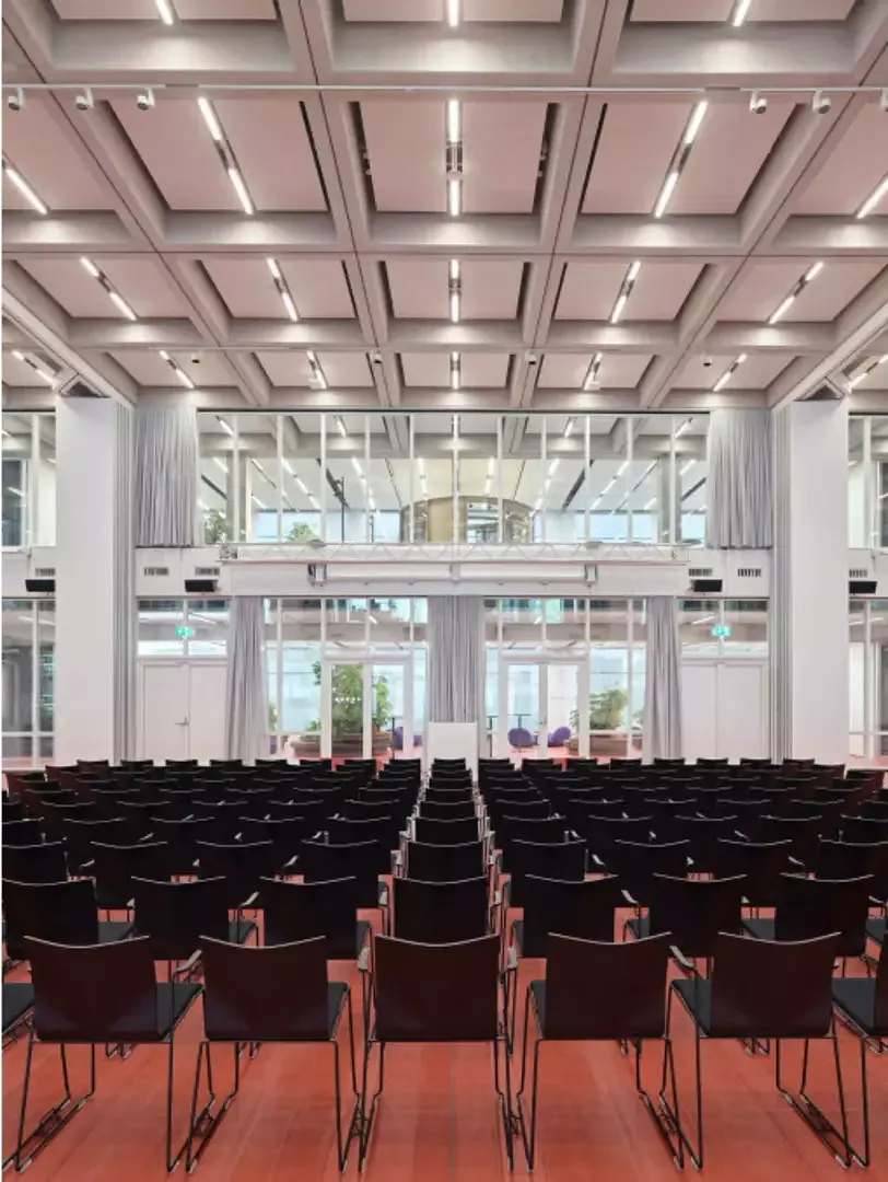 Das zweigeschossige Forum liegt im 1. Obergeschoss und kann in drei kleinere Einheiten unterteilt werden.