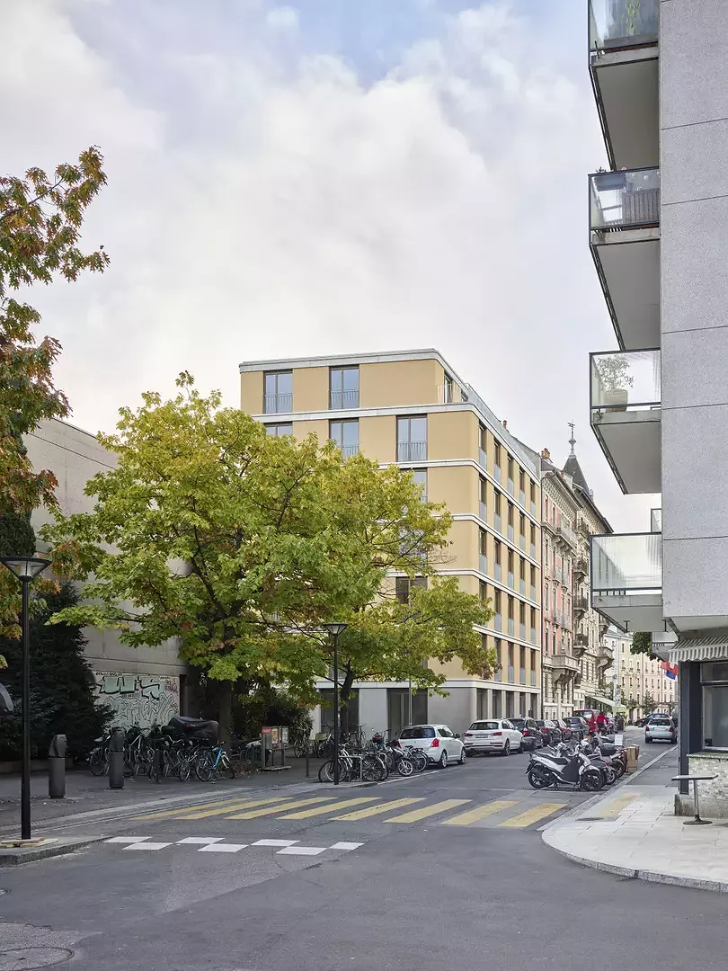 Le bâtiment termine l’ensemble bâti existant.