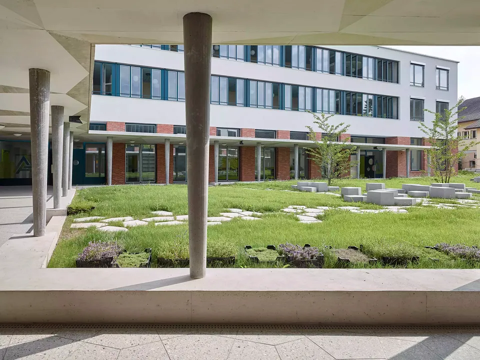Gedeckter Umgang mit Hof