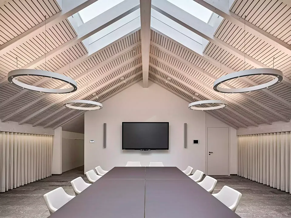 Blick zum Himmel im Sitzungsraum