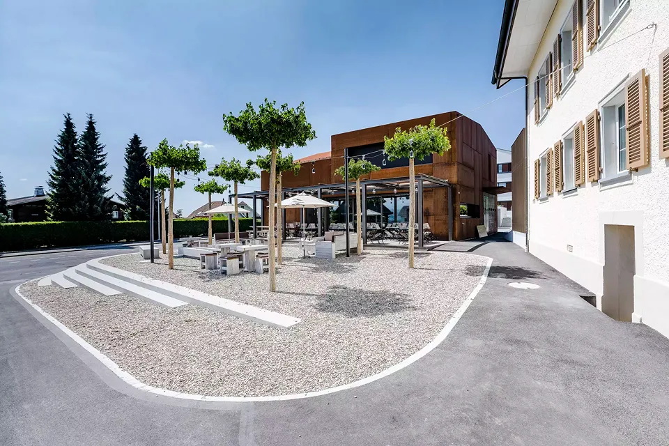 Aussenansicht mit Dorfplatz